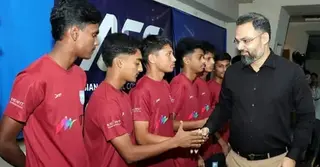 অনূর্ধ্ব-১৫ বিশ্বকাপ দলের ফুটবলাররা পেলেন ক্রীড়া প্রতিমন্ত্রীর উপহার